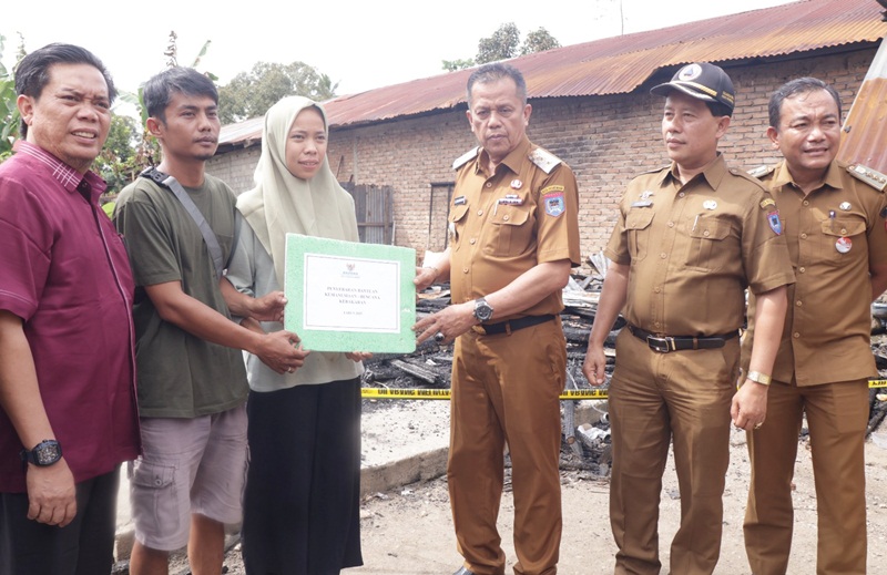 Wawako Elzadaswarman Salurkan Bantuan bagi Korban Kebakaran di Jalan Pacuan Kota Payakumbuh