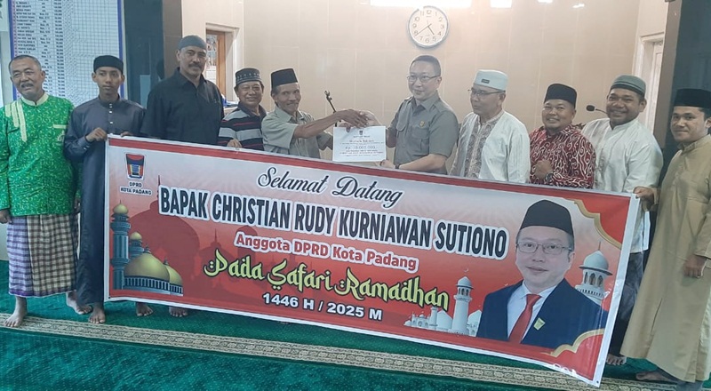 Anggota DPRD Padang Christian Rudy Serahkan Hibah untuk Masjid dan Mushalla di Padang Timur