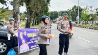 Bidpropam Polda Sumbar Bagikan Takjil untuk Warga yang Berpuasa