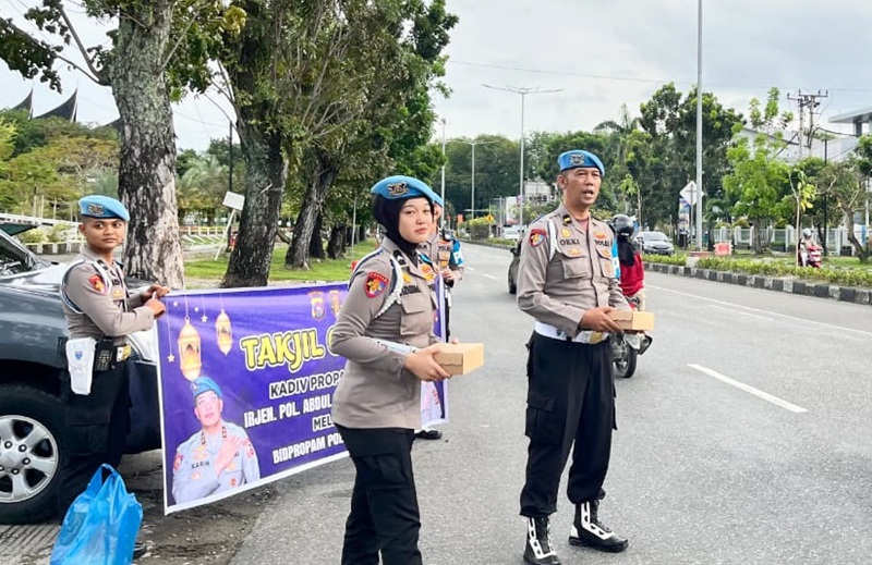 Bidpropam Polda Sumbar Bagikan Takjil untuk Warga yang Berpuasa