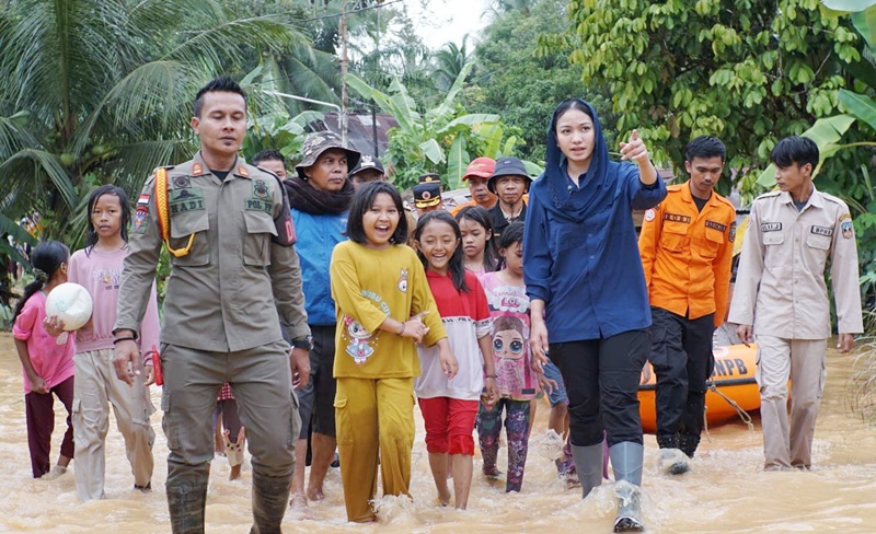 Bupati Annisa Tinjau Lokasi Terdampak Banjir di Abai Siat Dharmasraya, Pastikan Bantuan Tepat Sasaran