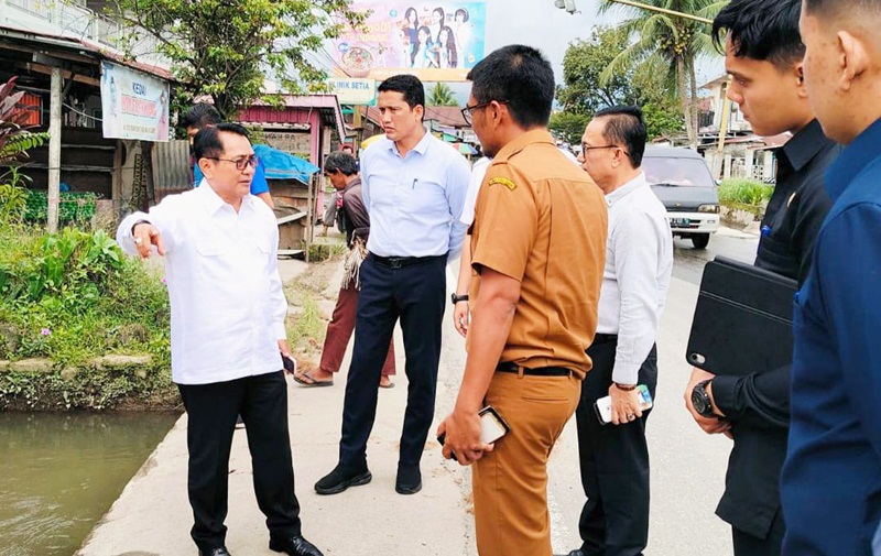 Bupati Padang Pariaman Tinjau Saluran Tersumbat di Sicincin, Minta Penanganan Segera