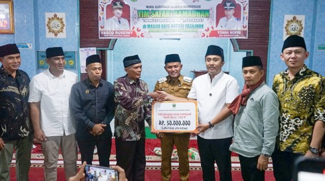 Bupati Solok Dampingi TSR Wagub Sumbar ke Masjid Raya Pasilihan, Serahkan Bantuan Rp50 Juta