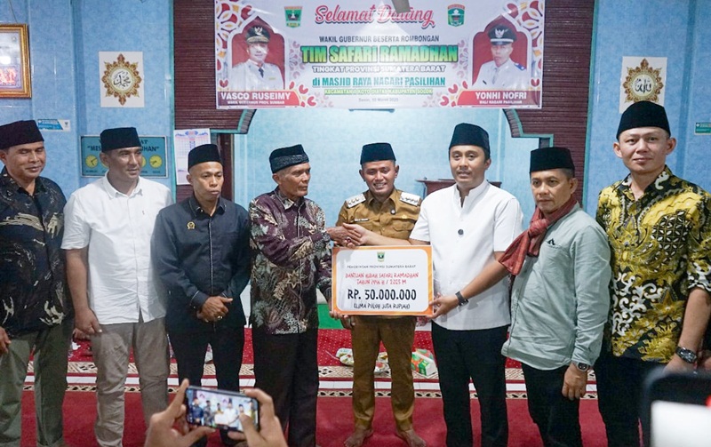 Bupati Solok Dampingi TSR Wagub Sumbar ke Masjid Raya Pasilihan, Serahkan Bantuan Rp50 Juta