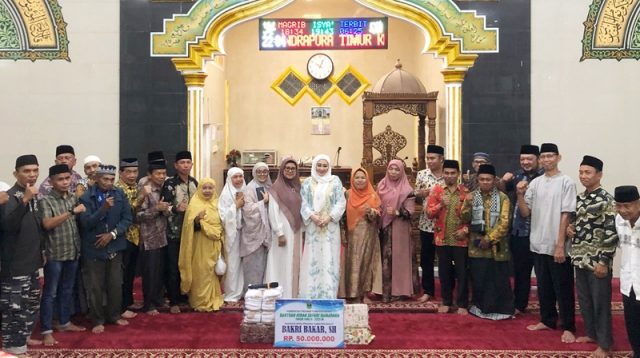 DPW Partai NasDem bersama Anggota DPRD Sumbar Bakri Bakar Serahkan Bantuan Safari Ramadan di Masjid Istiqomah Pessel