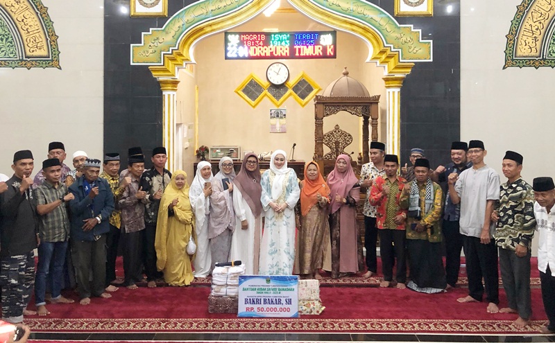 DPW Partai NasDem bersama Anggota DPRD Sumbar Bakri Bakar Serahkan Bantuan Safari Ramadan di Masjid Istiqomah Pessel