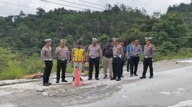 Jalan Nasional Perbatasan Riau-Sumbar Tak Kunjung Rampung, Warga Keluhkan Macet dan Pungli