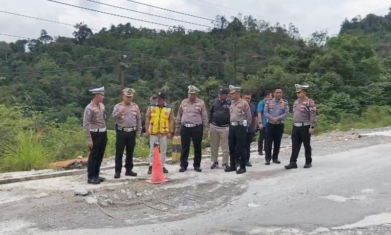 Jalan Nasional Perbatasan Riau-Sumbar Tak Kunjung Rampung, Warga Keluhkan Macet dan Pungli