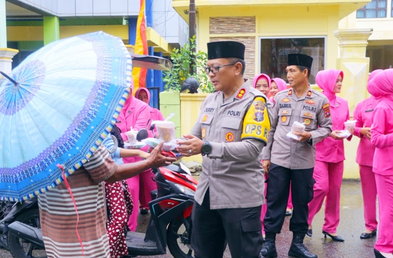 Kapolres Pessel dan Bhayangkari Berbagi Takjil, Wujud Kepedulian di Bulan Ramadan