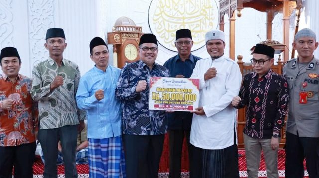 Ketua DPRD Sumbar Safari Ramadan di Masjid Al Muhajirin Ikua Koto, Serukan Membaca Al-Qur'an dan Serahkan Bantuan