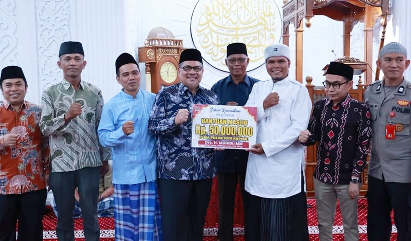 Ketua DPRD Sumbar Safari Ramadan di Masjid Al Muhajirin Ikua Koto, Serukan Membaca Al-Qur'an dan Serahkan Bantuan