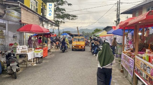 Laris Manis! Pasar Pabukoan Simpang Gunung Padang Panjang Diserbu Pemburu Takjil