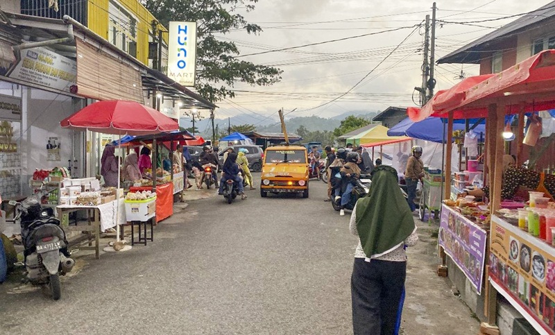 Laris Manis! Pasar Pabukoan Simpang Gunung Padang Panjang Diserbu Pemburu Takjil