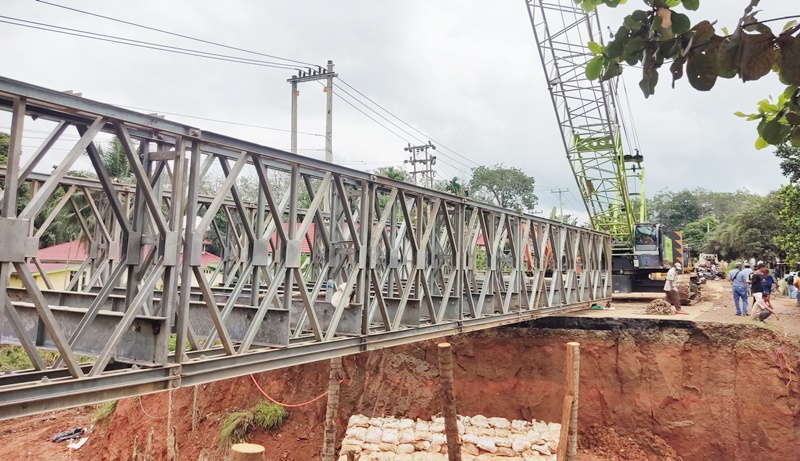 Pengerjaan Jembatan Bailey Jalur Lintas Jambi-Sumbar Hampir Rampung, Lantai Plat Baja Mulai Dipasang