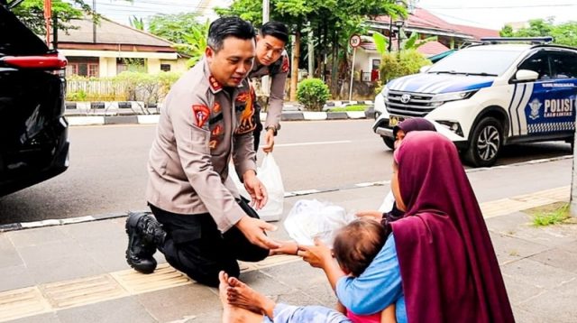 Polres Musi Banyuasin Bagikan 100 Paket Takjil untuk Warga di Sekitar Kota Sekayu