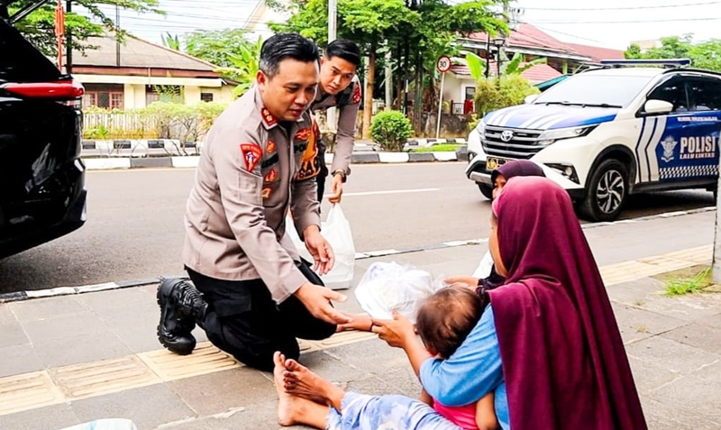 Polres Musi Banyuasin Bagikan 100 Paket Takjil untuk Warga di Sekitar Kota Sekayu