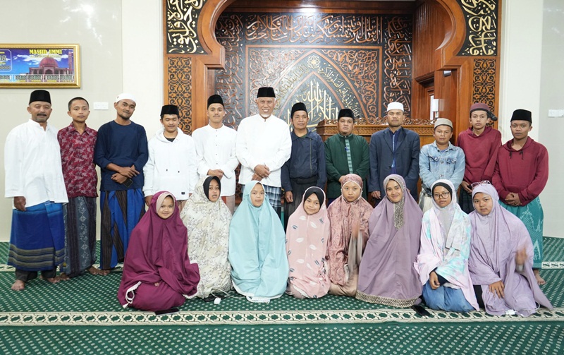 Safari Ramadan di Masjid Ummi Alahan Panjang, Gubernur Mahyeldi Ajak Pemuda Makmurkan Masjid