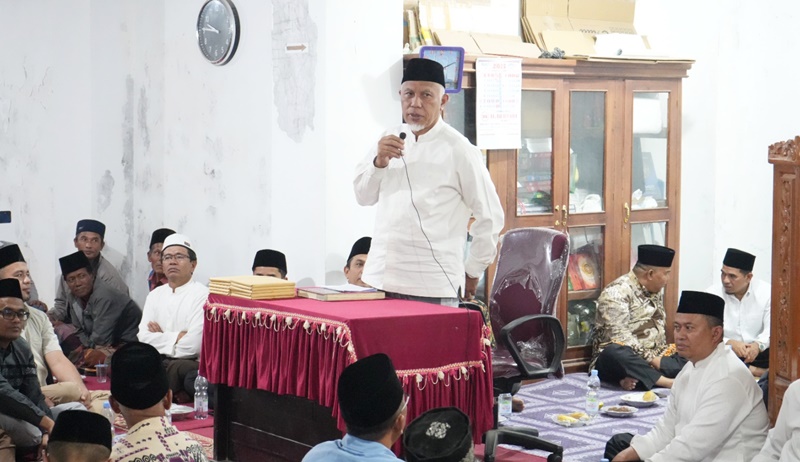 Safari Ramadan ke Kabupaten Solok, Gubernur Sumbar Serahkan Bantuan di Masjid Al Ihsan Salayo Tanang