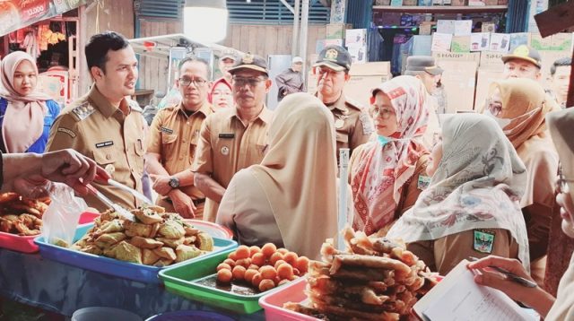 Sidak di Pasar Sungai Geringging Padang Pariaman, Wabup dan BPOM Pastikan Takjil yang Dijual Aman Dikonsumsi