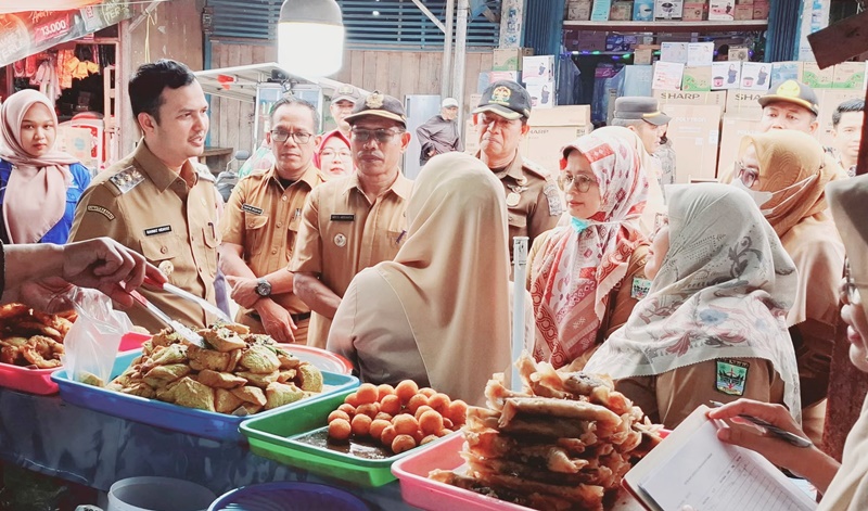 Sidak di Pasar Sungai Geringging Padang Pariaman, Wabup dan BPOM Pastikan Takjil yang Dijual Aman Dikonsumsi