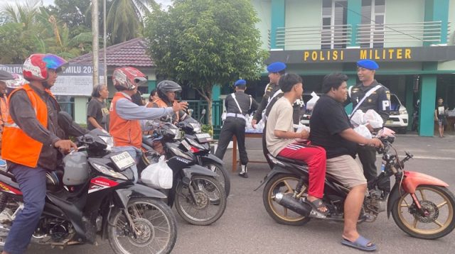 Tebar Kebaikan, Dansubdenpom Sekayu Bagikan Takjil Gratis untuk Masyarakat