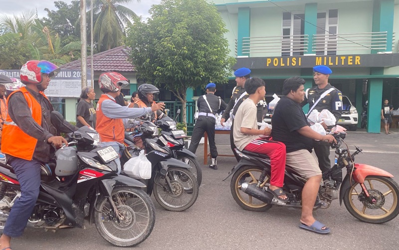 Tebar Kebaikan, Dansubdenpom Sekayu Bagikan Takjil Gratis untuk Masyarakat