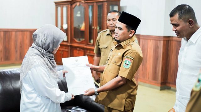 Terima SK dari Bupati Solok, dr. Sri Efianti Resmi Jabat Direktur RSUD Arosuka