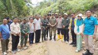 Wabup Lima Puluh Kota Terobos Jalan Berlumpur untuk Salurkan Bantuan ke Galugua