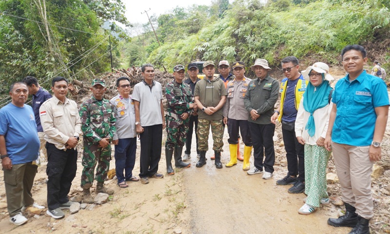 Wabup Lima Puluh Kota Terobos Jalan Berlumpur untuk Salurkan Bantuan ke Galugua