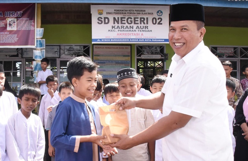 Wawako Mulyadi Tinjau Pelaksanaan Program Makanan Bergizi Gratis di SDN 02 Karan Aur dan SMAN 1 Pariaman